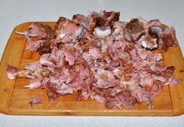 Срезать с косточек копченое мясо, нарезать.