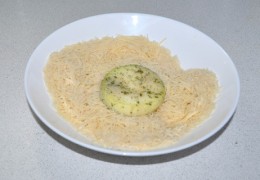 После купания в яйцах панировать кабачок в смеси тертого сыра с сухарями. 