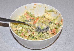 В миску с овощами и печенью вылить заправку, аккуратно вымешать и переложить в салатник. Минут 20-30 дать салату настояться.