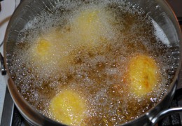 Жарить аранчини во фритюрнице либо в подходящей посуде, в которой налитое масло сперва должно  перекалиться . Затем снизить сильный огонь до почти среднего и жарить аранчини, пока не покроются яркой солнечной корочкой – примерно 3 минутки порцию. 