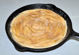 Когда вся форма заполнена – смазать пирог взболтанным яйцом. Сверху посыпать сахаром с корицей (или ванильным). Пока греется до 180-190° духовка, пирог успеет подойти.