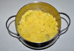 Первым делом поставить варить нарезанную (для ускорения  варки ) картошку. Из готовой - сделать пюре, добавить (не в горячее!) яйцо. 