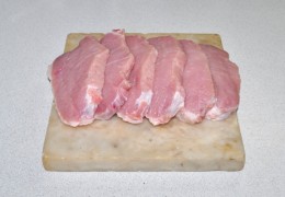 Приобретенный для отбивных кусок мяса промыть и хорошо обсушить. нарезать стейками (ломтиками)поперек мясных волокон, толщина - 15-17 мм. 