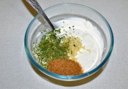 Тем временем смешать компоненты соуса: сметана, приправы, чеснок, зелень, перемешать. Слишком густо – добавить горячей воды.