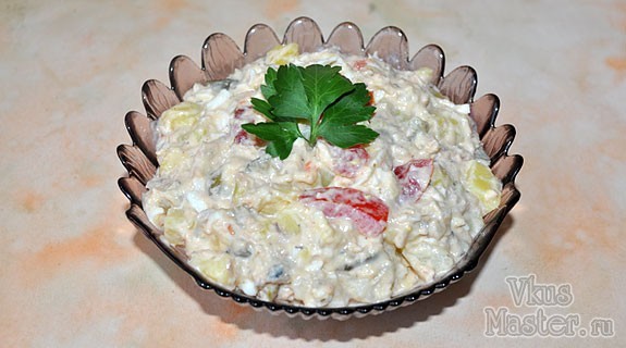 Салат из копченой рыбы с картошкой, огурцами и оливками