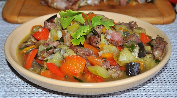 Копченое мясо, тушенное с овощами