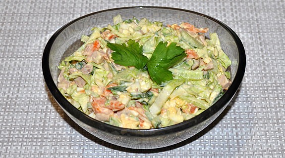 Салат из печени трески с яйцом и овощами