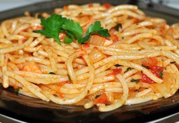 Спагетти с креветками в соусе с томатами и вином