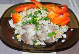 Мясо по-мексикански с рисом, кукурузой и горошком