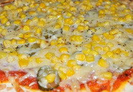 Пицца с ветчиной и сладкой кукурузой